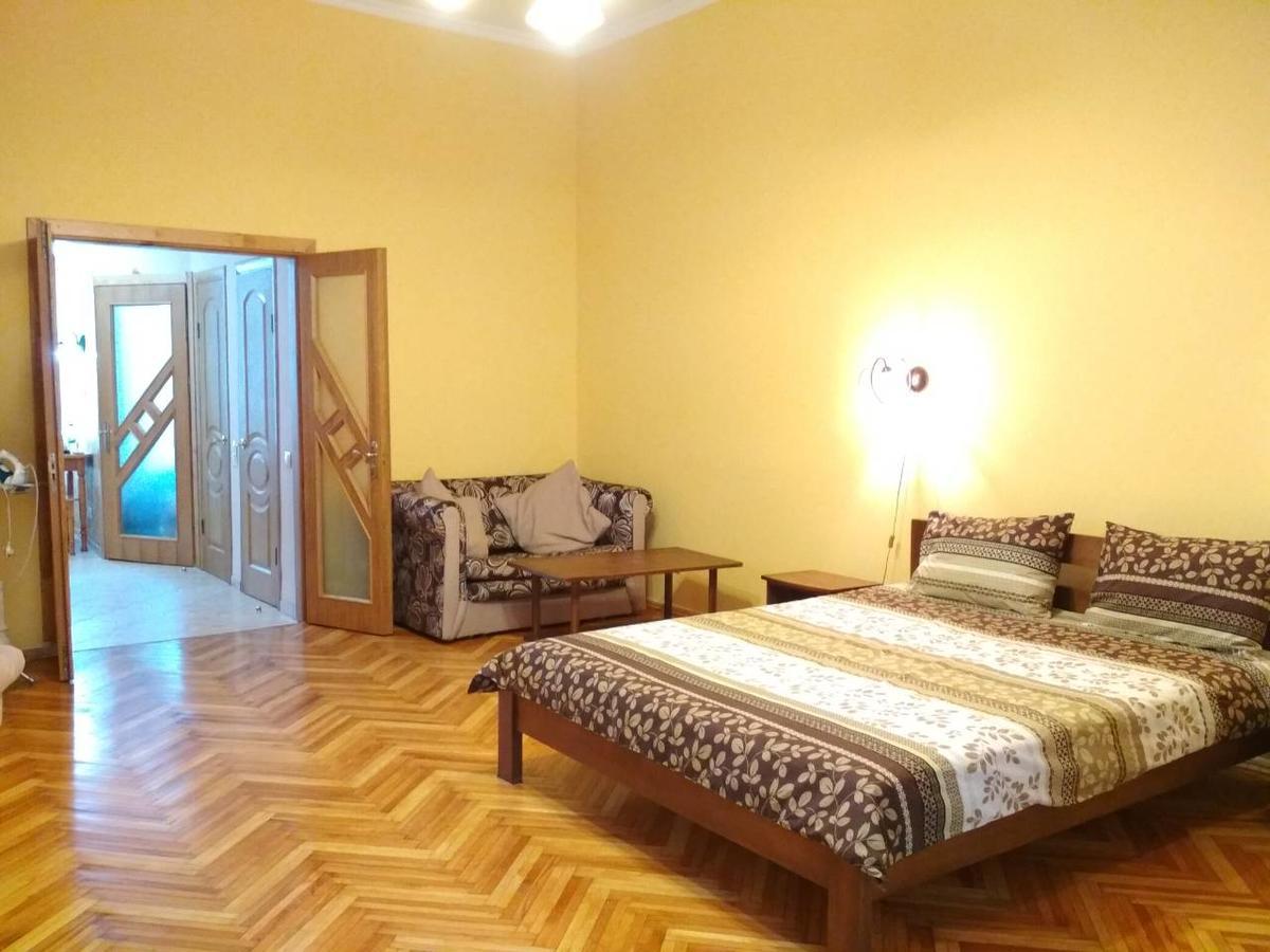 Apartment On Virmens'Ka Street リヴィウ エクステリア 写真